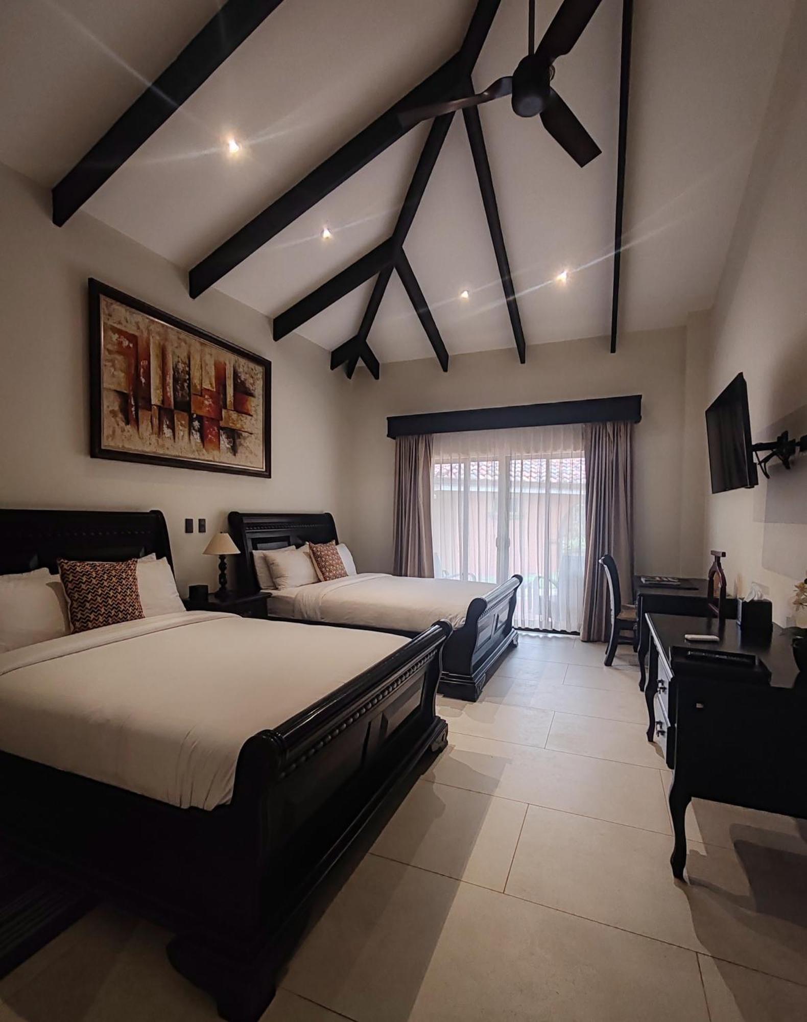 Marenaz Oceanfront Resort Эстерильос-Эсте Экстерьер фото
